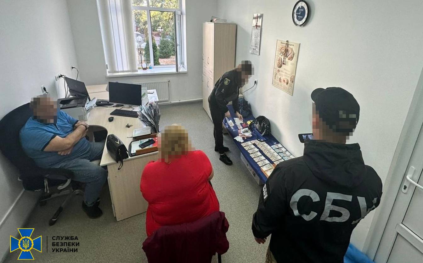 Лікаря та медсестру в Черкасах затримали “на гарячому” під час отримання коштів від ухилянта