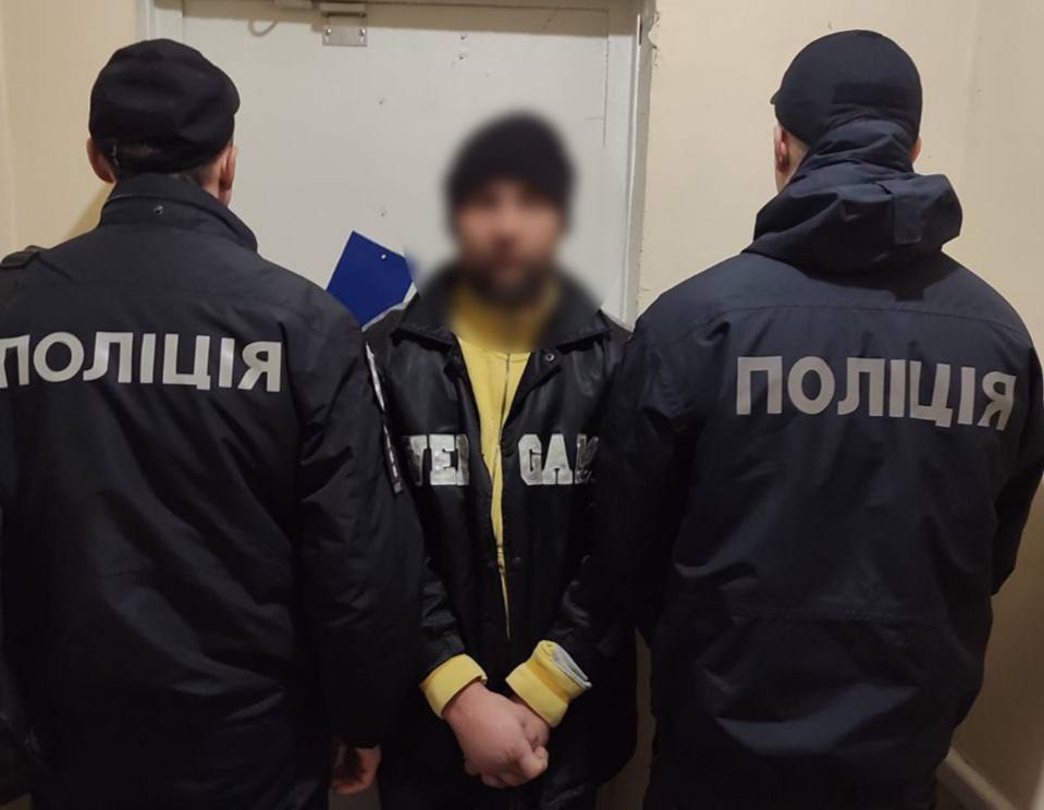 У Смілі чоловік через розбиту пляшку горілки забив товариша до смерті
