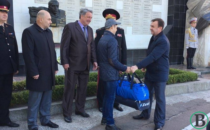 Школяру, що витяг з-під криги дівчат, вручили цінний подарунок