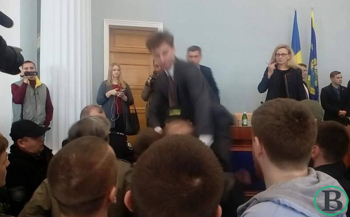 Заступник голови Черкаської облради побився із блокувальниками трибуни