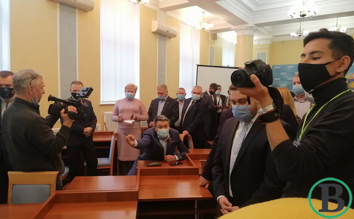 Заявив про конфлікт інтересів і проголосував: на сесії облради сперечалися, чи визнавати вибори дійсними (ВІДЕО)