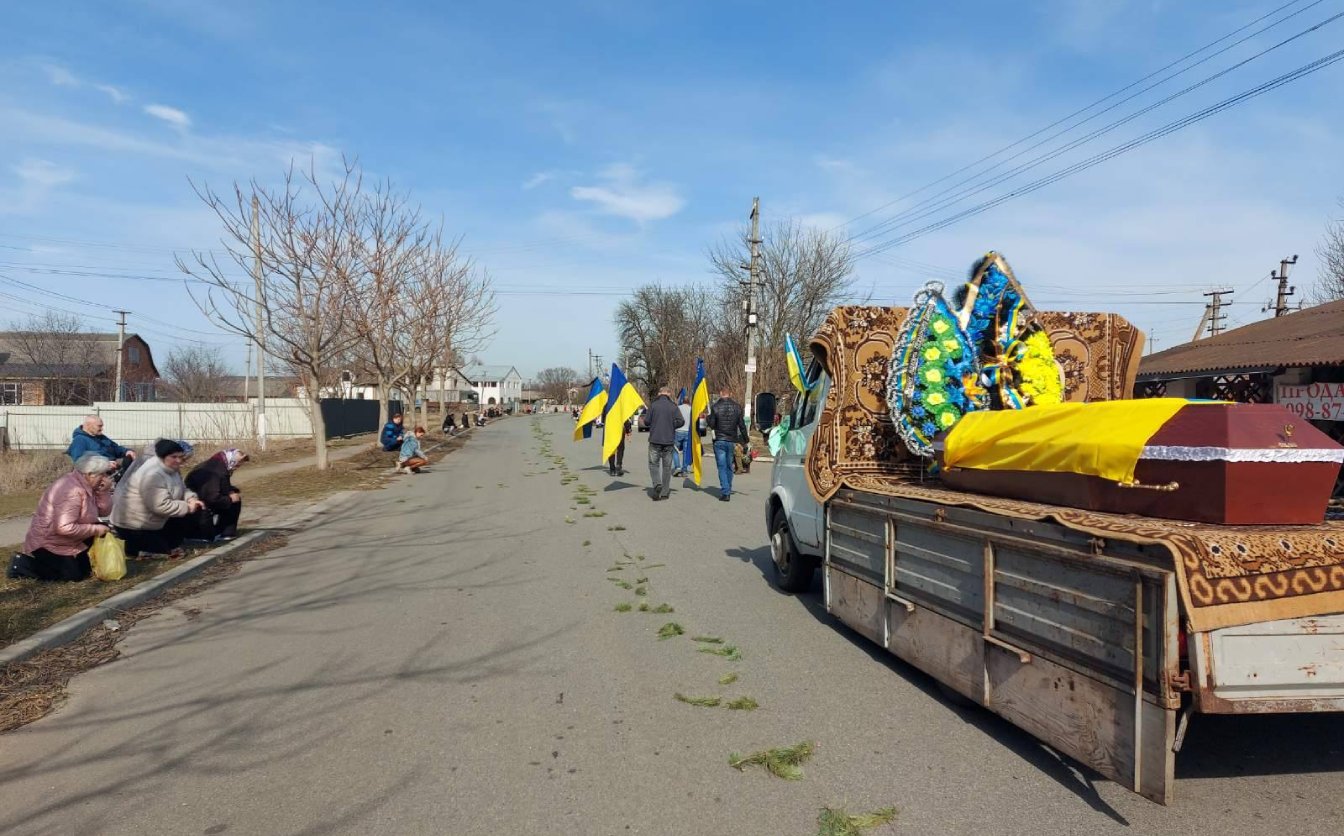 Повернувся “на щиті”: на Черкащині попрощалися із добровольцем