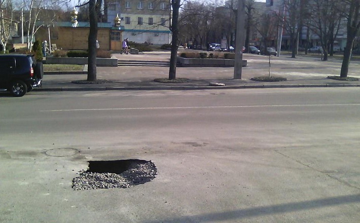 Ремонтувати яму поблизу вул. Святотроїцької буде власник каналізації, через яку вона утворилася