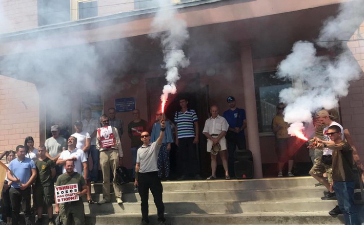 Перед засіданням у справі вбивства журналіста під Городищенським судом запалили димові фаєри (ФОТО)