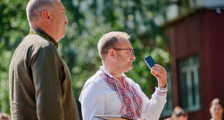 Черкаському волонтеру передали відзнаку «Золоте серце»