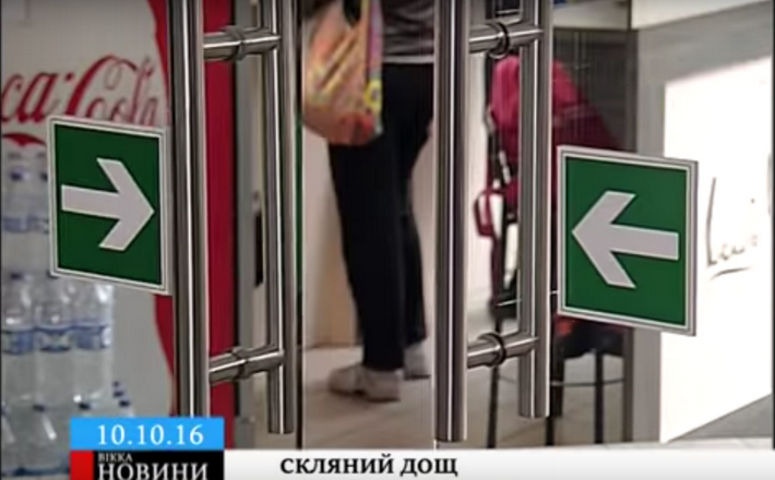 Вхідні двері ТРЦ розбилися об 10-річного школяра (відео)
