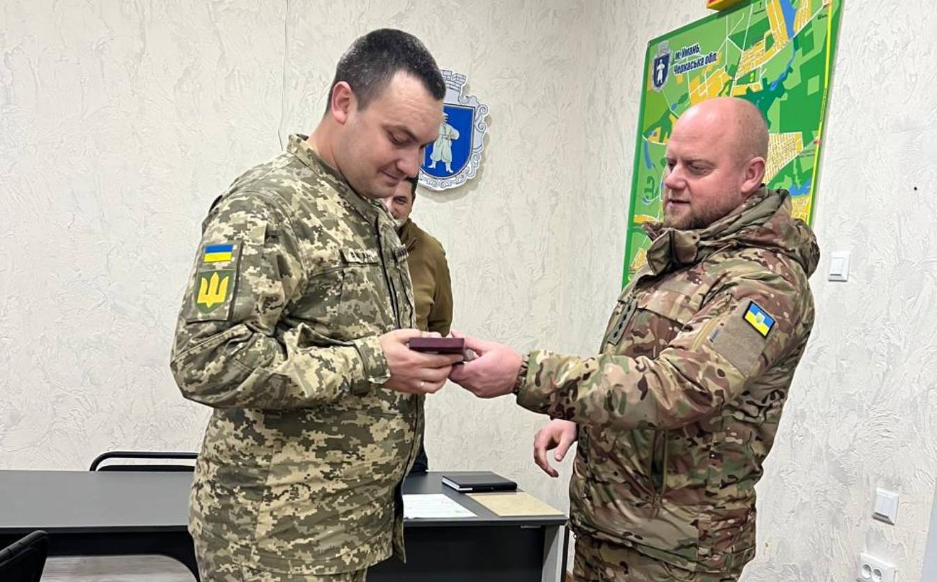 Захиснику з Черкащини, який врятував на полі бою побратима, вручили медаль