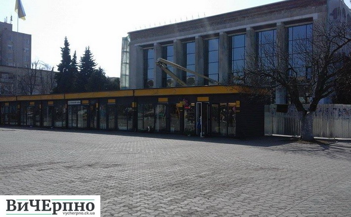 На демонтаж квіткових павільйонів перед драмтеатром на виконкомі знову не вистачило голосів
