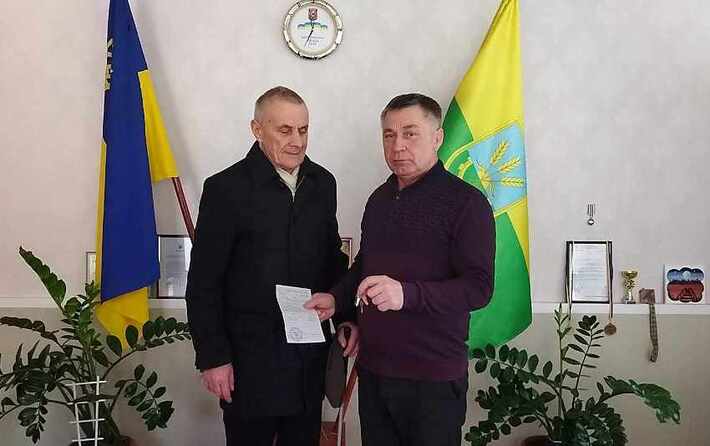 Жителю Ватутіного вручили ордер на отримання квартири