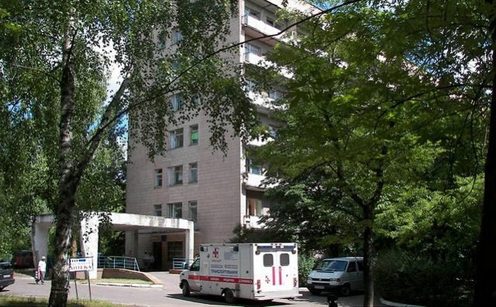 Біля входу до Третьої лікарні Черкас знайшли мертвого чоловіка