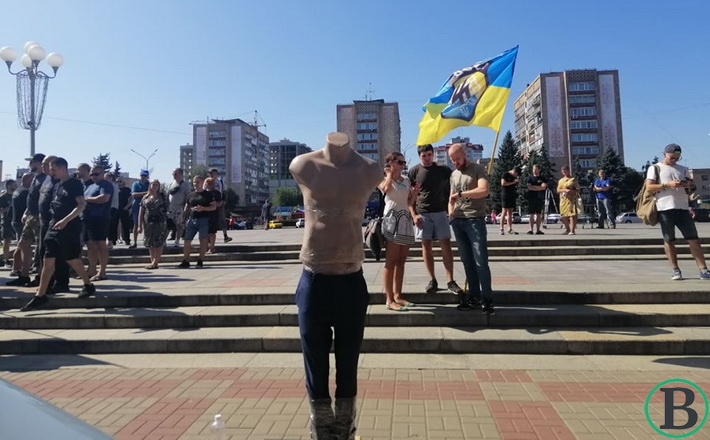 Під ОДА спалили манекен “судді” на знак протесту проти звільнення з-під варти підозрюваного в організації вбивства журналіста Сергієнка (ФОТО)