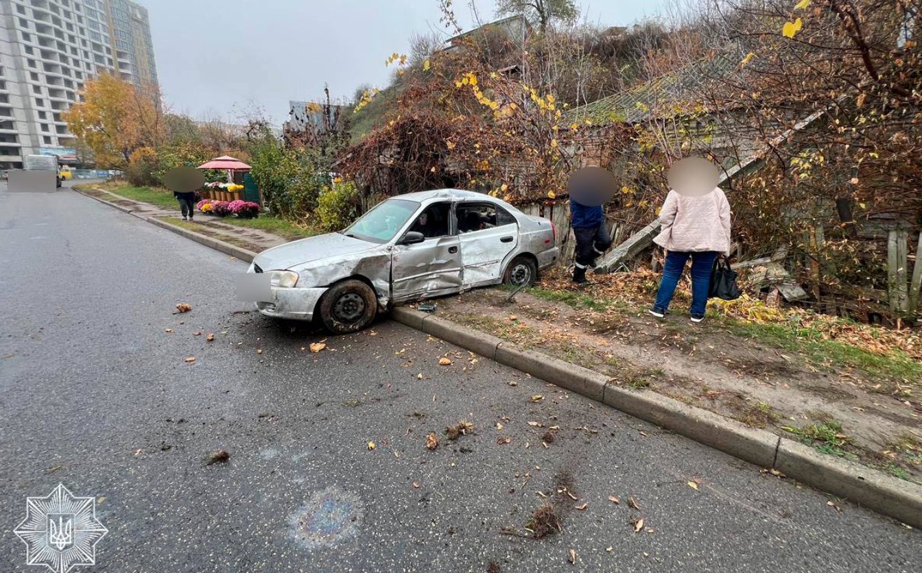 У Черкасах водій на швидкості вʼїхав в електроопору
