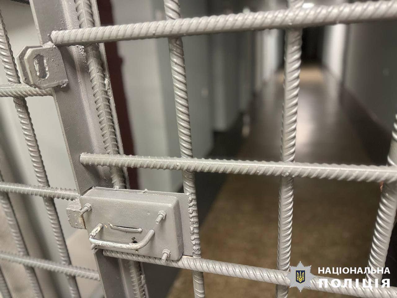 Ударив ножем у шию та втік: у Черкасах між чоловіками сталася сварка