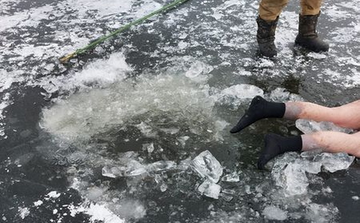 Водолази на річці Тясмин витягли з-під льоду тіло чоловіка