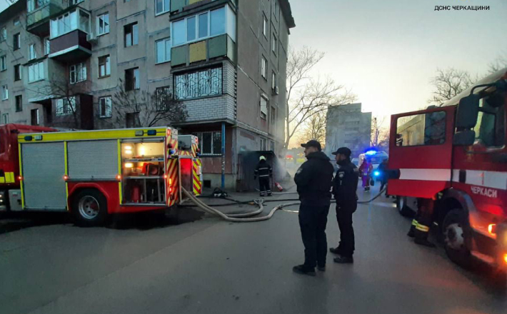 У Черкасах під час пожежі евакуювали пʼятеро людей, серед них дитина