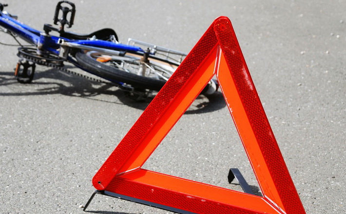 У Черкасах під час руху автівка зачепила 73-річного велосипедиста