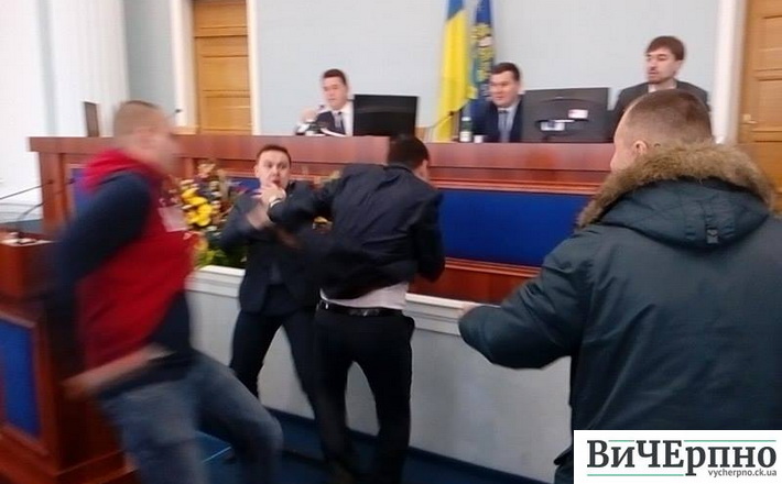 “Він тут не говоритиме російською мовою”, – в облраді побилися через мовне питання (фото)