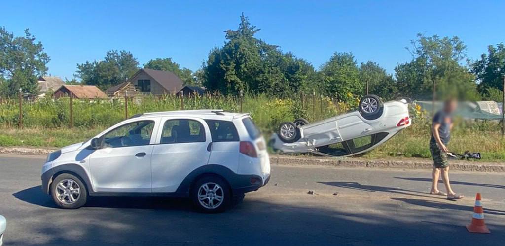 Від удару авто перекинулося: в Смілі сталася ДТП (ФОТО)