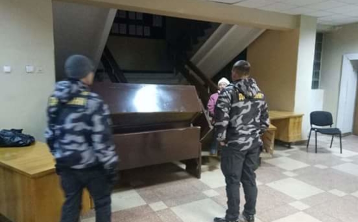 Одного із засновників “Сміла Енергоінвесту” відпускають на поруки. Активісти блокують суд