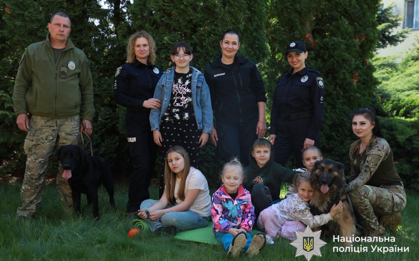 Для дітей загиблих поліціянтів Черкащини провели сеанс каністерапії