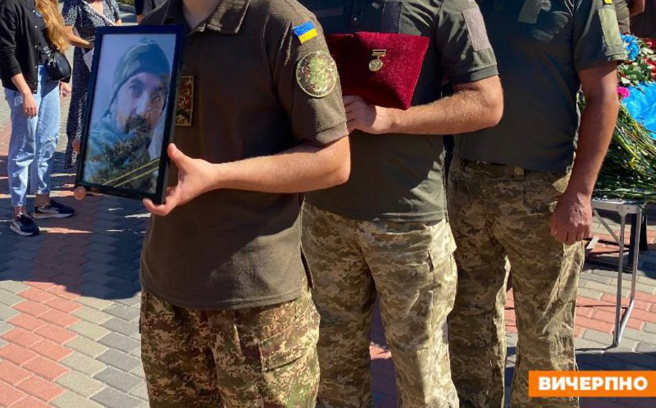 Сьогодні в Черкасах попрощалися з полеглим Героєм (ФОТО, ВІДЕО)