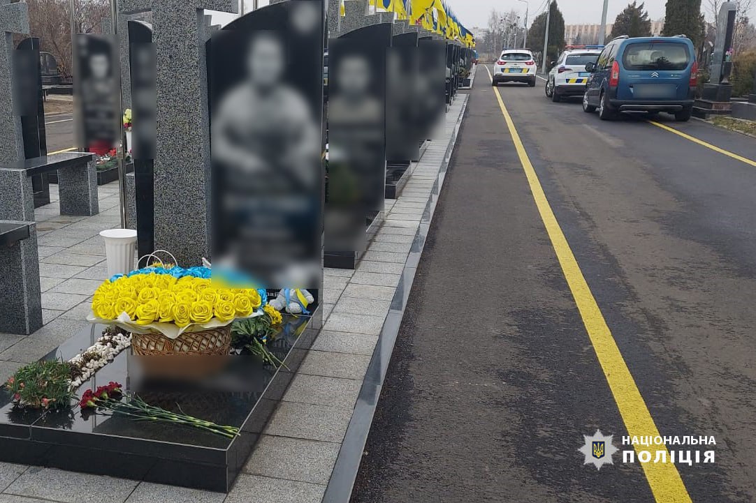 Черкащанка викрала ялинку з могили військовослужбовця ЗСУ. Її судитимуть
