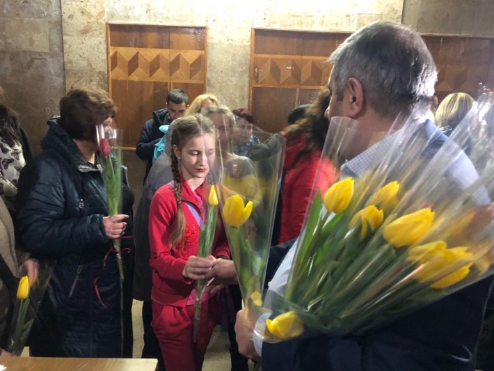 Концерт і розіграш квитків: черкащанок із Південно-Західного району привітали із Міжнародним жіночим днем (ВІДЕО)