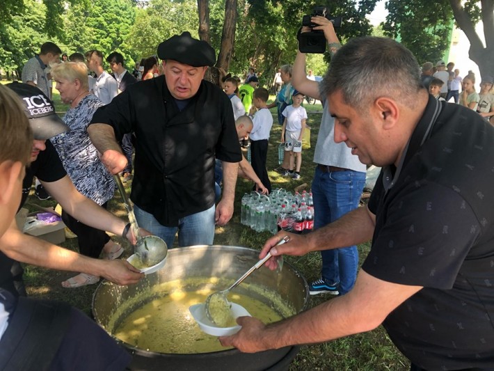 Черкаські школярі відсвяткували День останнього дзвоника у новому форматі (ВІДЕО)