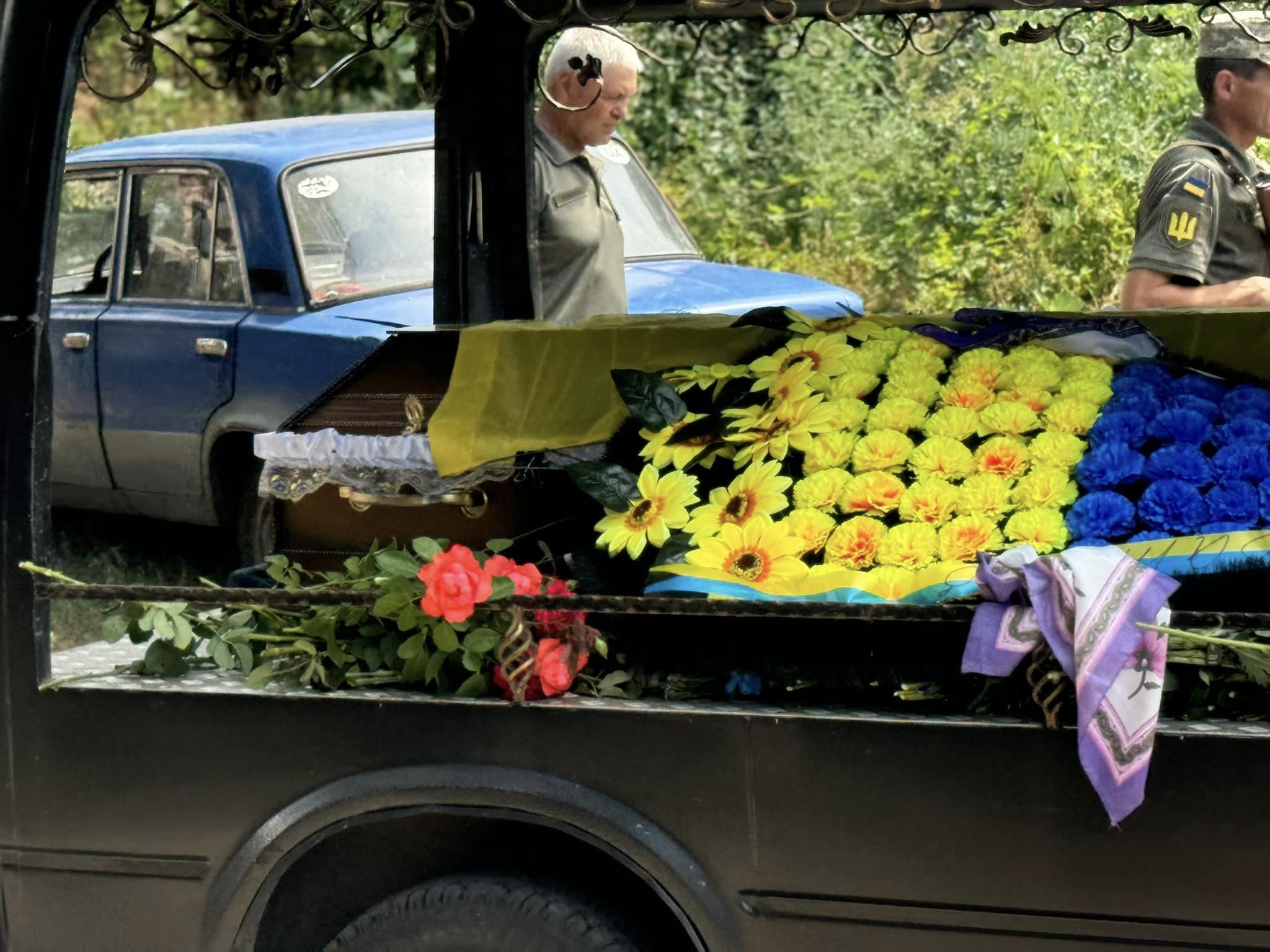 В останню путь провели черкащанина, життя якого обірвалося на Донеччині (ФОТО)