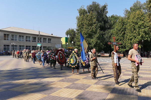 Сьогодні на Черкащині попрощалися із військовим, який загинув на Донбасі