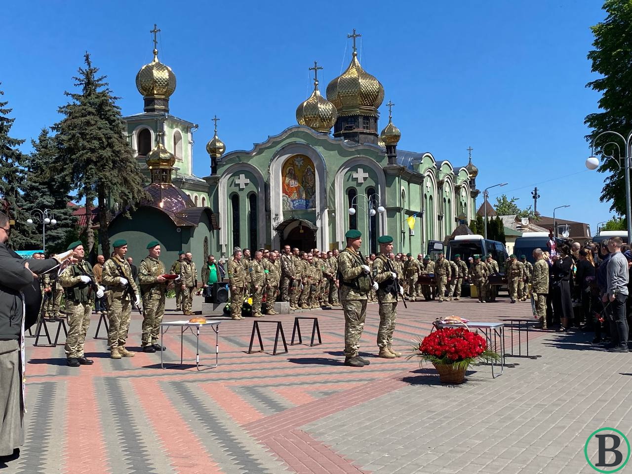 На площі Слави прощаються із трьома військовими, які загинули на війні (ФОТО)