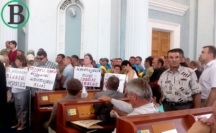 На сесії обласної ради незрячі просять не забирати у них право на безкоштовний проїзд