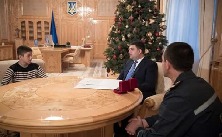 “Це приклад, як треба бути справжнім чоловіком не просто на словах”,  – юного рятівника з Черкас відзначив Прем’єр-міністр