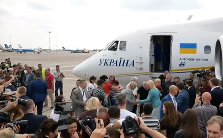 Літак зі бранцями Кремля приземлився в “Борисполі” (ВІДЕО)