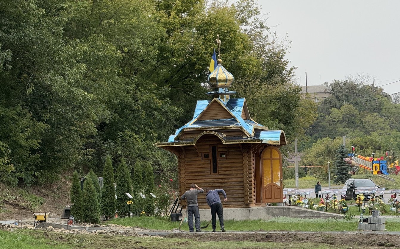 У Каневі родини Героїв виступили проти спільних банерів на Алеї Слави