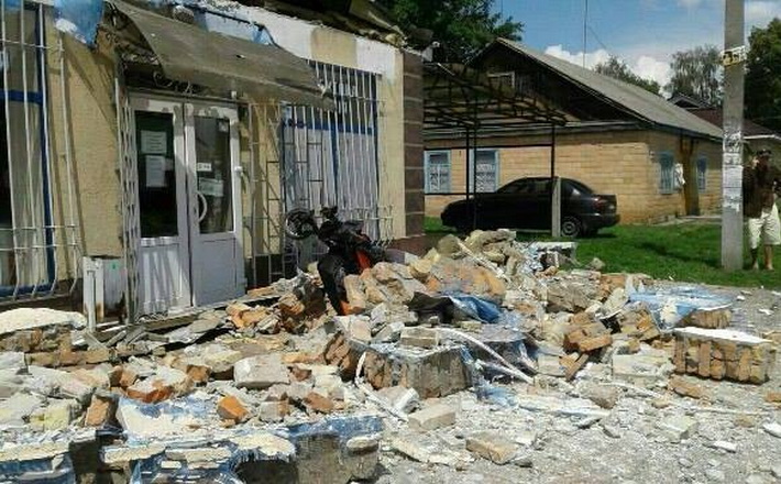 Молода жінка потрапила під обвал будівлі